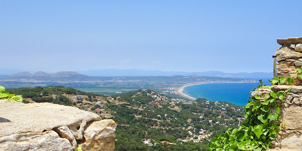 Vanaf Begur kijk je uit op L Vanaf Begur kijk je uit op L