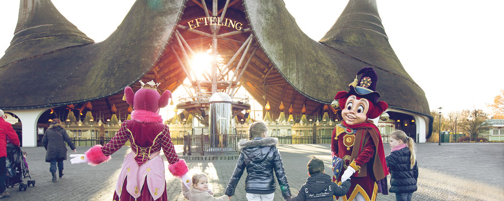 Pardoes en Pardijn voor de entree Entree van de Efteling met Pardoes