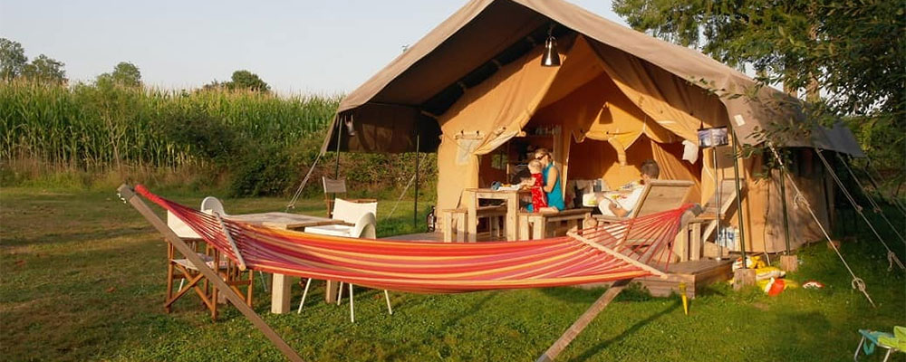 Glamping bij Greencamp kan er zo uitzien De XL Safari-lodgetent van Greencamp, inclusief sanitair!