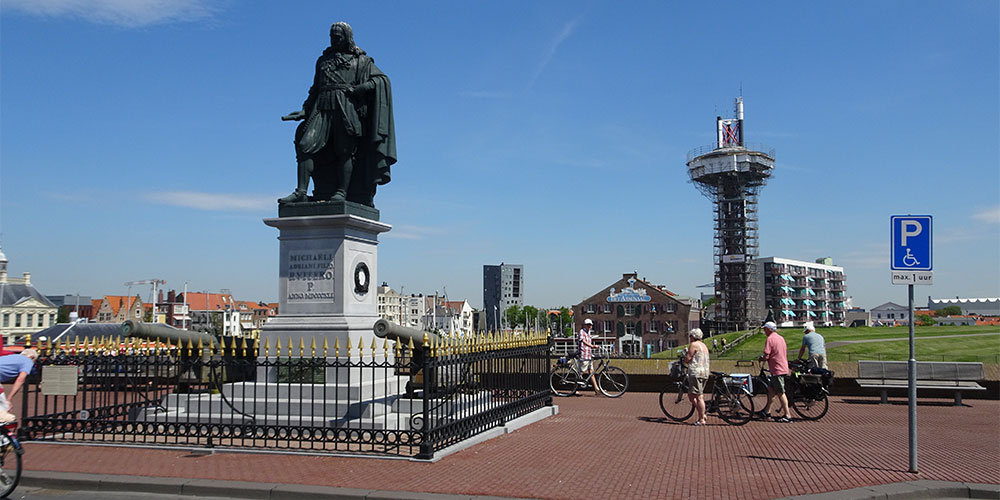 Vlissingen, Michiel de Ruyter en het Arsenaal op de achtergrond Vlissingen, Michiel de Ruyter en het Arsenaal op de achtergrond