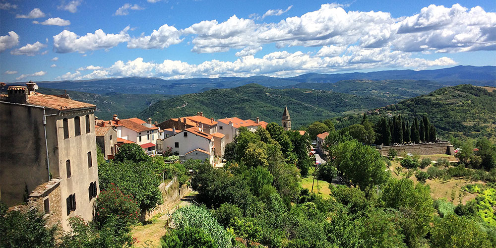 Motovun, een middeleeuws dorpje in Istrië Motovun tegen de berg aangeplakt