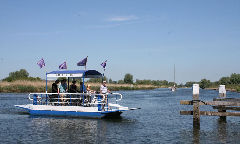 Past allemaal precies! Het pontje over de Stuer