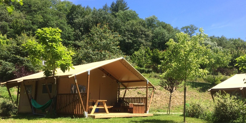 Safaritent op camping La Chatonniere, de Dordogne aan je voeten Safaritent Dordogne met uitzicht over rivier in het voor- of najaar