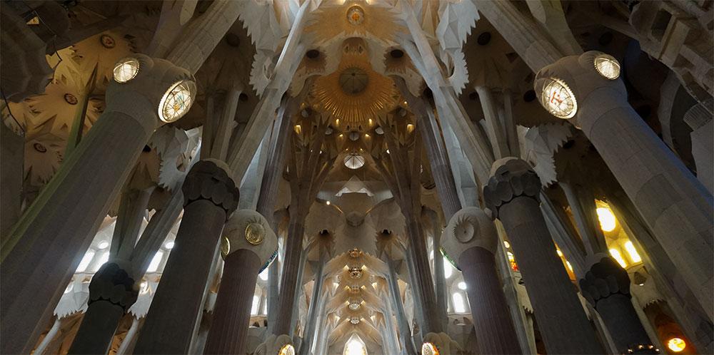 De binnenkant van de Sagrada Familia, de indruk van een bos met bladerdak wordt gewekt De binnenkant van de Sagrada Familia, de indruk van een bos met bladerdak wordt gewekt