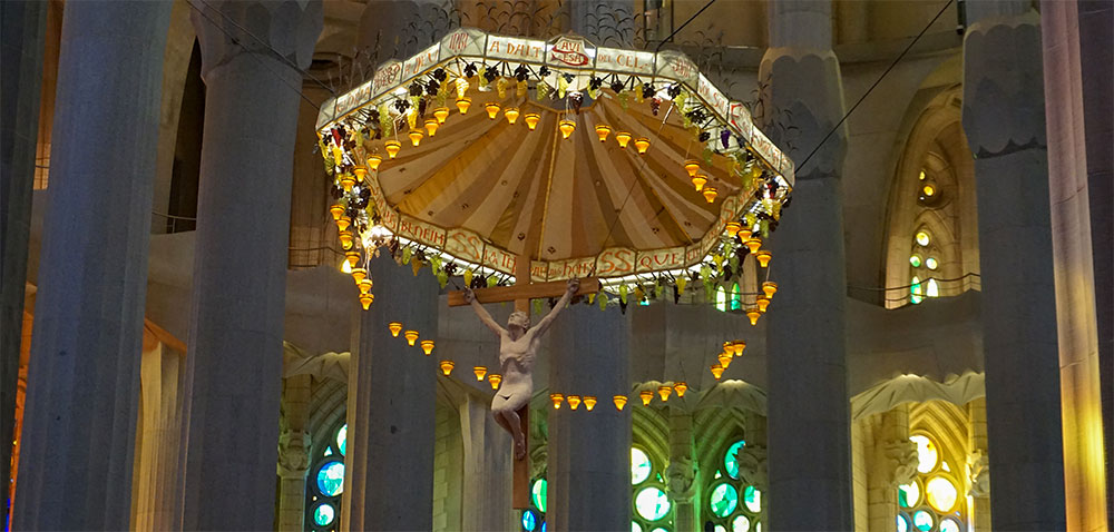 Het kruis van Jezus boven het altaar van de Basiliek Het kruis van Jezus boven het altaar van de Basiliek