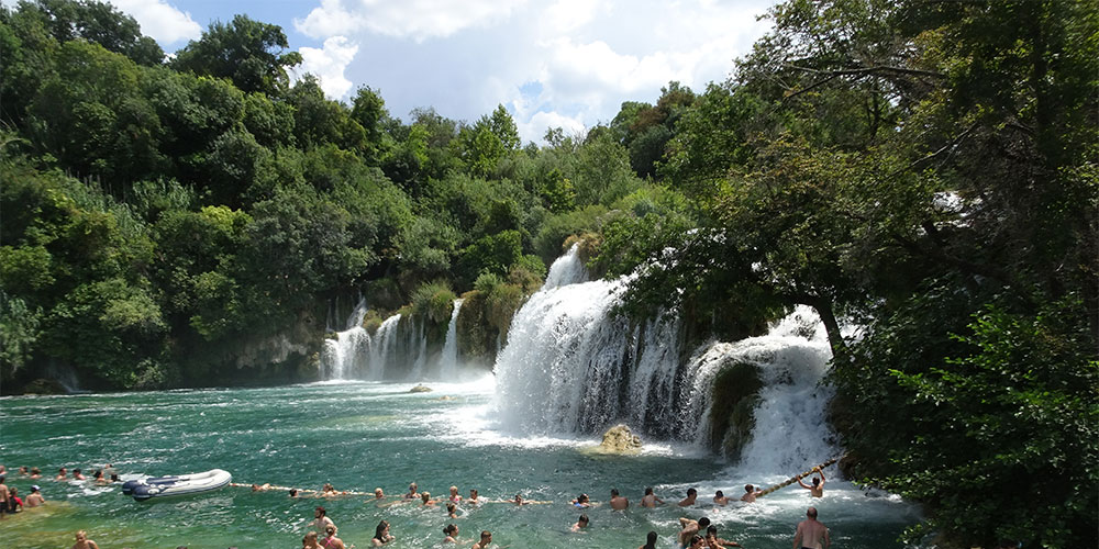 Druk bij de Skradinski Buk waterval, even afkoelen kan ook Zwemmen bij de Skradinski Buk waterval