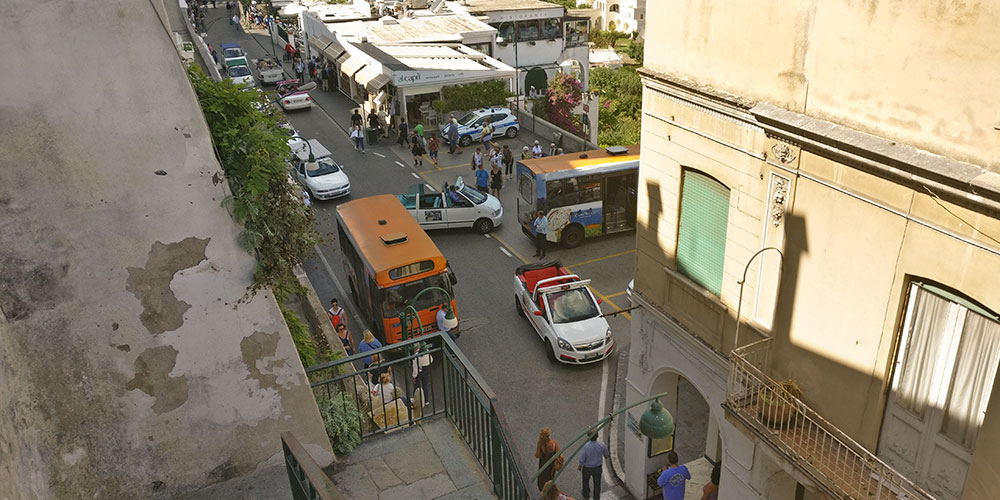 Met kleine busjes van Marina Piccola naar Capri stad Met kleine busjes van Marina Piccola naar Capri stad