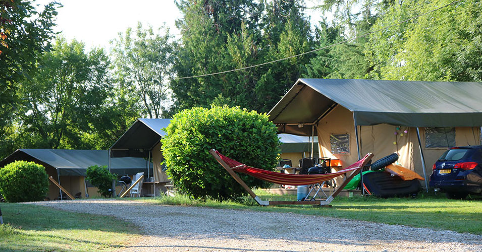 glamping met de hond in tent van Villatent Villatent op camping Lestaubiere in de Dordogne