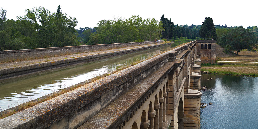 Aquaduct Canal du Midi over de rivier de Orb in Béziers Aquaduct Canal du Midi over de rivier de Orb in Béziers