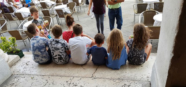 Groot samengesteld gezin op vakantie Groot samengesteld gezin op vakantie