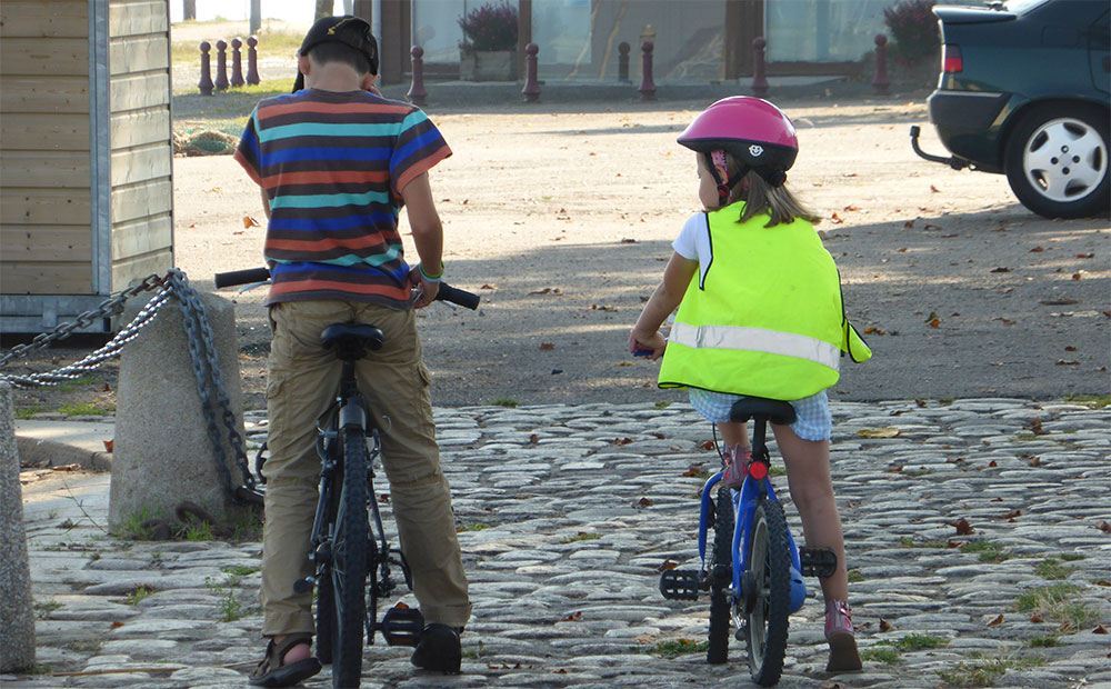 Verkeersregels 2017 kinderen helm op, op de fiets in Frankrijk Verkeersregels 2017 kinderen helm op, op de fiets in Frankrijk