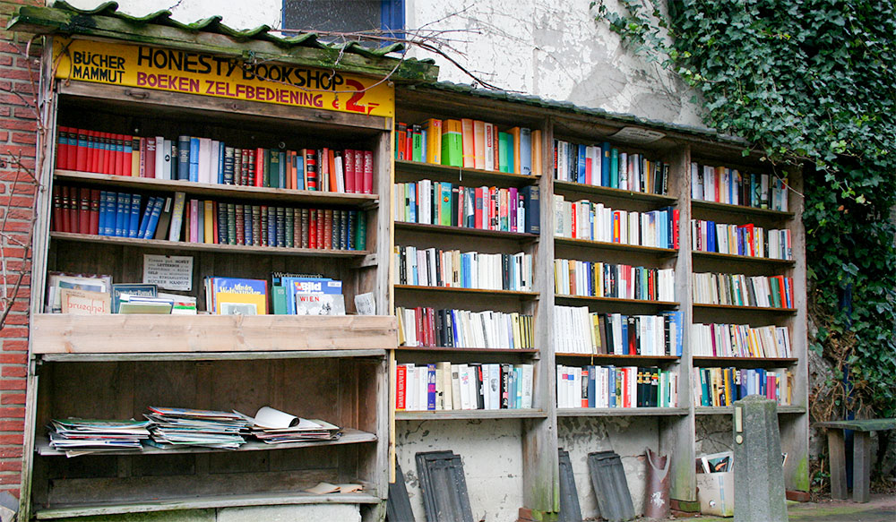 Bredevoort met goed gevulde boekenkasten Gevulde boekenkast in Bredevoort