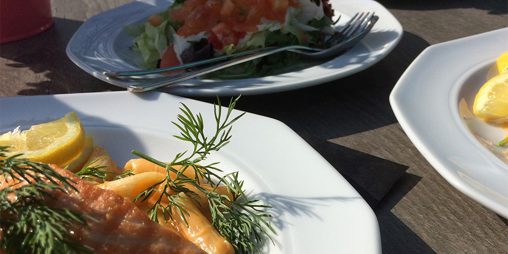 Hoofdgerecht zalm met pasta Hoofdgerecht zalm met pasta