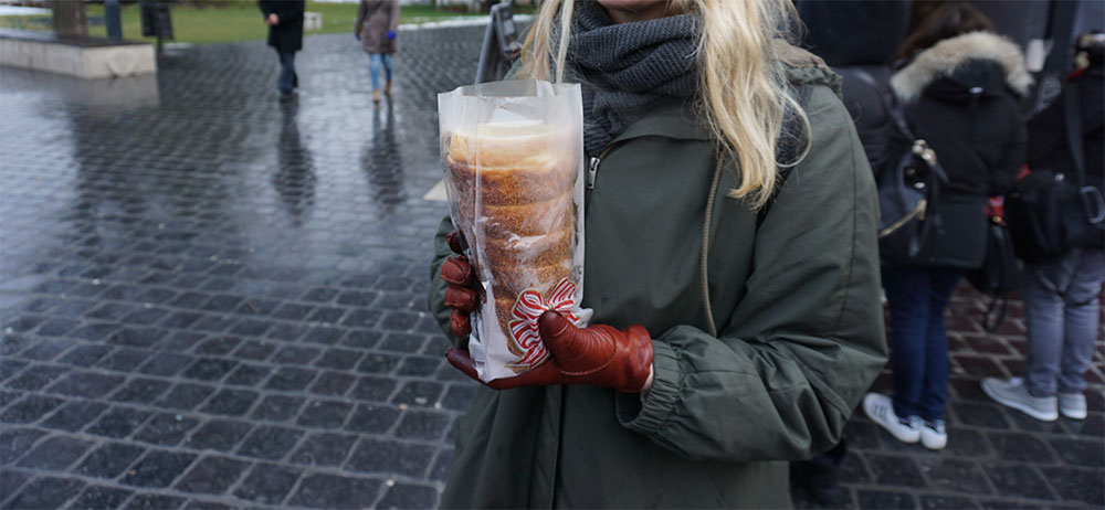 Een lekker warm kaneelbrood op een stokje, kürtoskalács