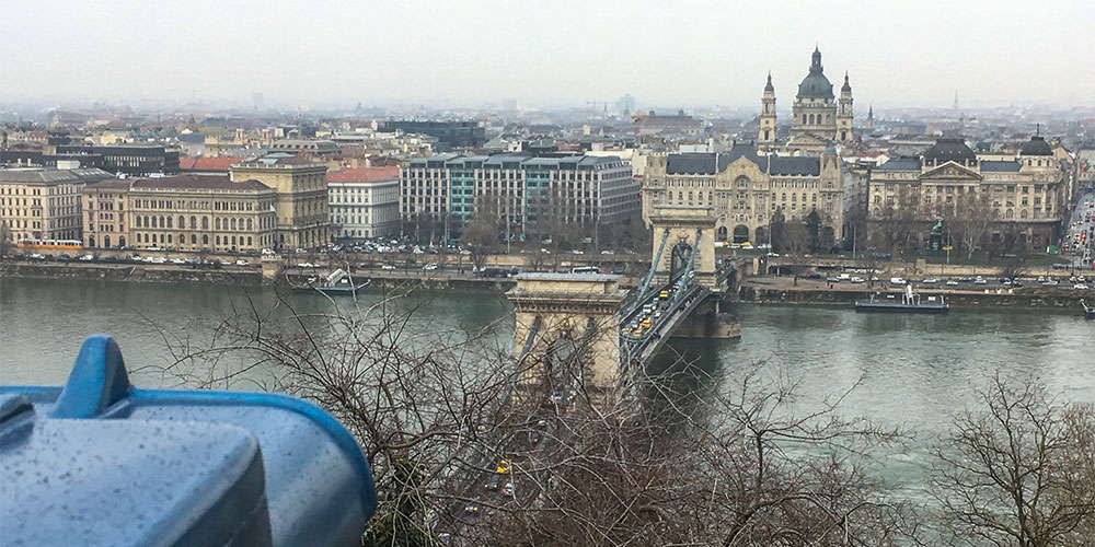 De Kettingbrug tussen Boeda en Pest over de Donau Kettingbrug over de Donau