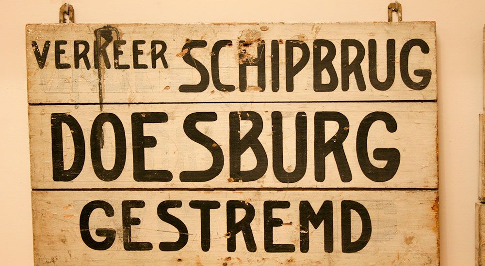 plaat met verwijzing naar bombardement door gealieerden WO II Deze houten plaat stamt uit WO II