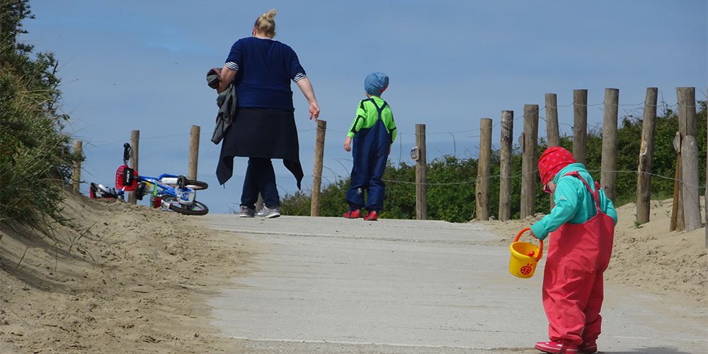 Samen naar het strand