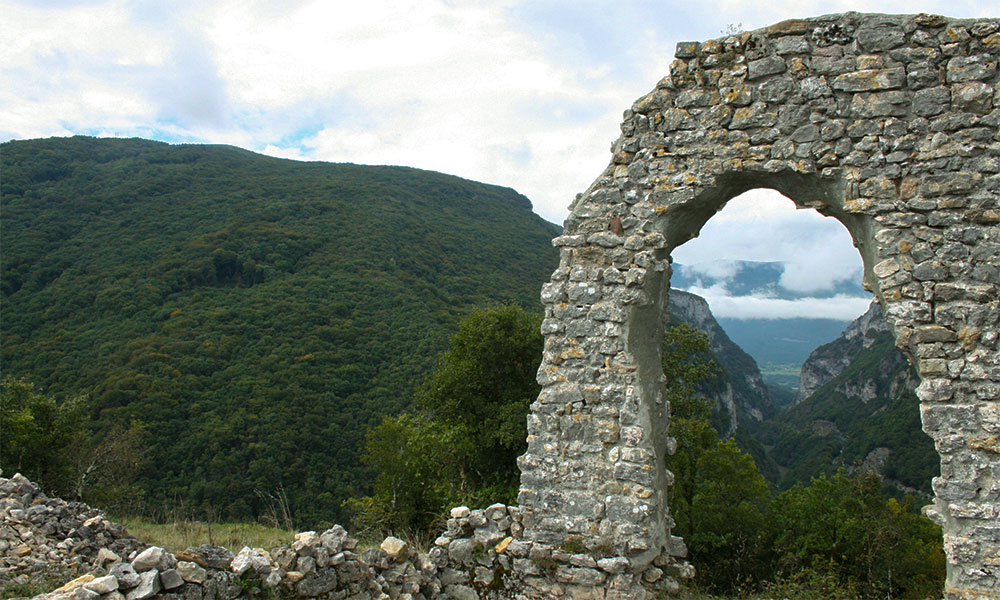 Uitzicht vanaf ruïne richting Aix les Bains Uitzicht vanaf ruïne richting Aix les Bains