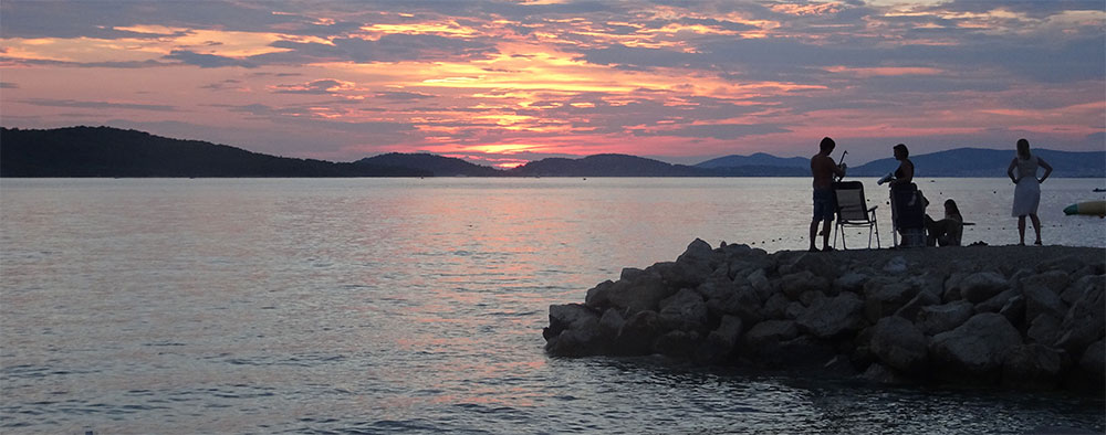 De kust van Dalmatië bij ondergaande zon De kust van Dalmatië bij ondergaande zon