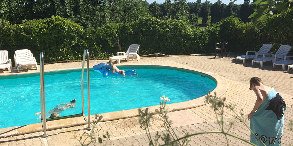 Kindvriendelijk kamperen op Mas Cauvy, lekker afkoelen in het zwembad Kindvriendelijk kamperen op Mas Cauvy