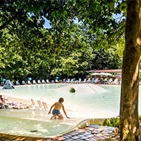 Camping hu I Pini village in regio Lazio / Rome, Italië