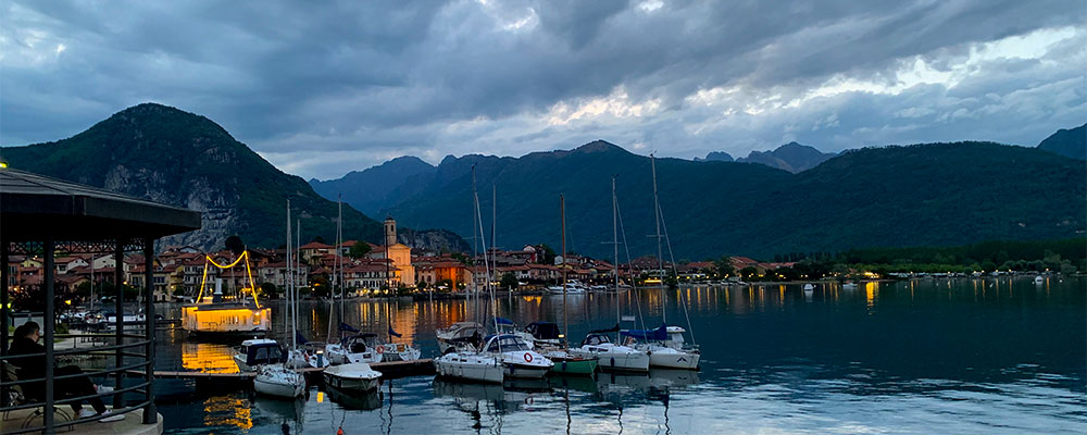 Uitzicht op het verlichte dorpje Feriolo Uitzicht op het verlichte dorpje Feriolo