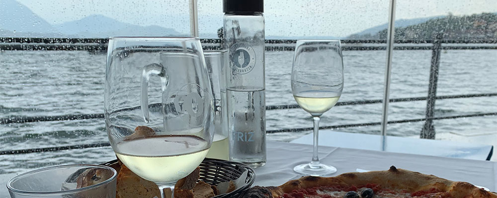 De regen komt met bakken uit de lucht aan het Lago Maggiore De regen komt met bakken uit de lucht aan het Lago Maggiore