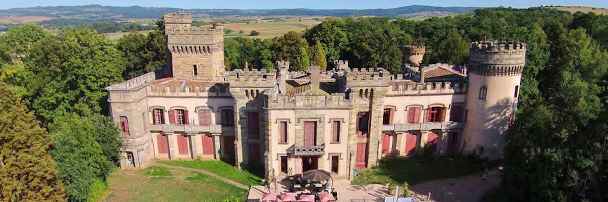 Camping Château de Grange Fort in Puy-de-Dôme